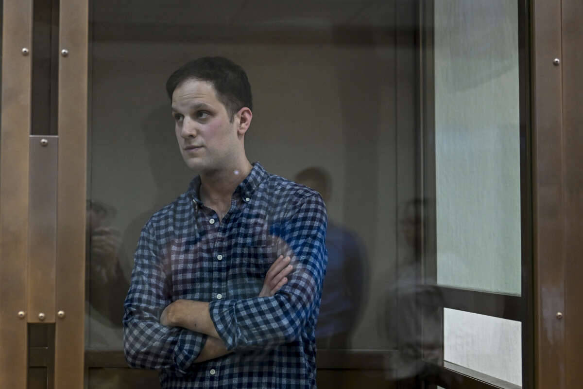 El periodista del Wall Street Journal 

Evan Gershkovich comparece ante un tribunal en Moscú, Rusia, el 18 de abril de 2023.